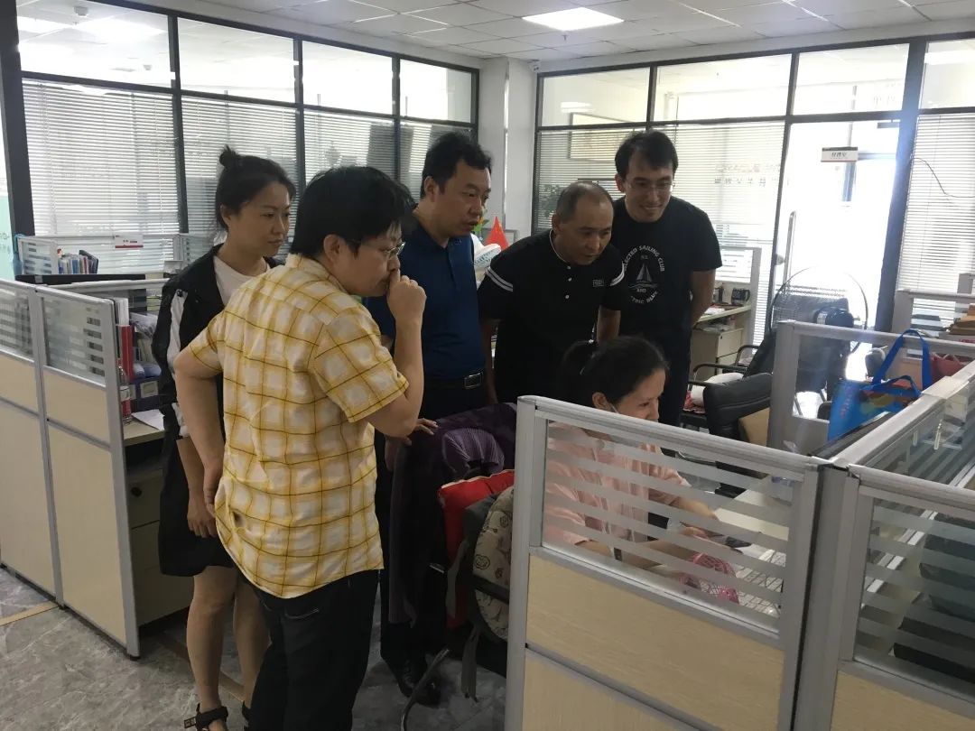 我司工作人员向工程学院领导展示公司成果