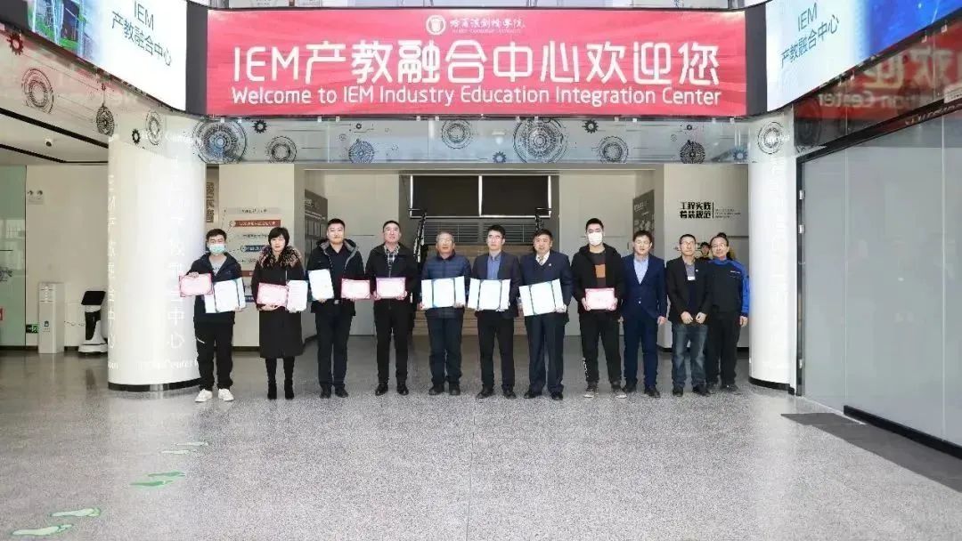 甲骨文人工智能产业学院及联盟专家互聘合影